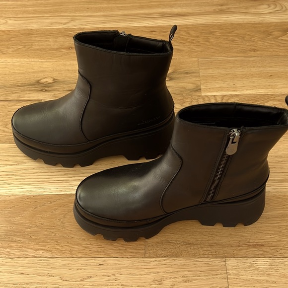 Women’s Cougar Villa Lug platform leather booties. Black. Size 9. Worn once! - Picture 4 of 11